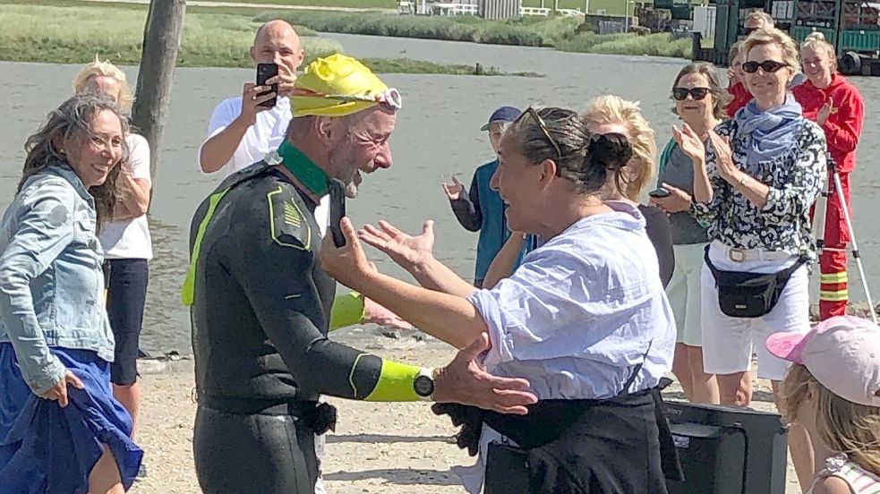 In Harlesiel warteten viele Freunde und Bekannte auf Frank Feldhus. Foto: Siemens