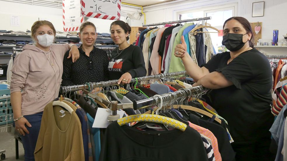Rose Rozakran (von links), Sandra Fuhr, Yasmin Al-Hussein und Mediha Kahn arbeiten ehrenamtlich in der Kleiderkammer der Flüchtlingshilfe. Foto: Böning
