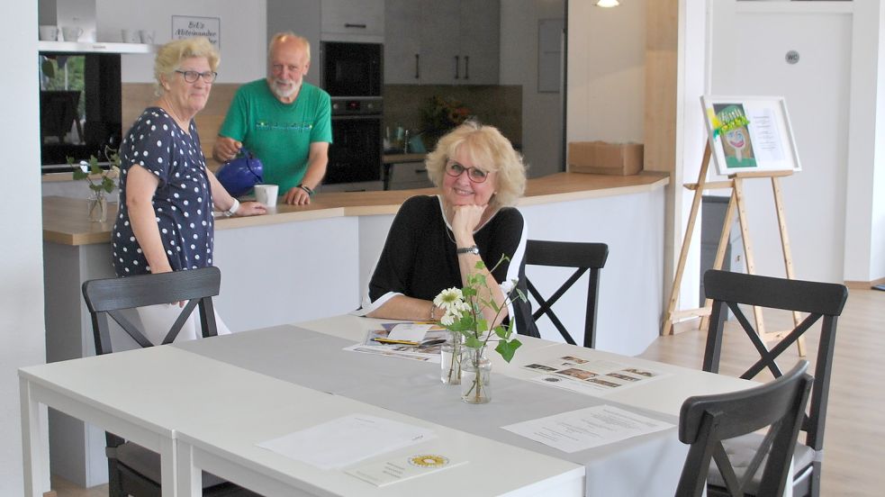 Manuela Stadtlander-Lüschen (rechts) freut sich mit Christine und Wolfgang Kuhlmann auf möglichst viele Besucher des neuen Generationentreffs „Bi Us“. Foto: Schönig