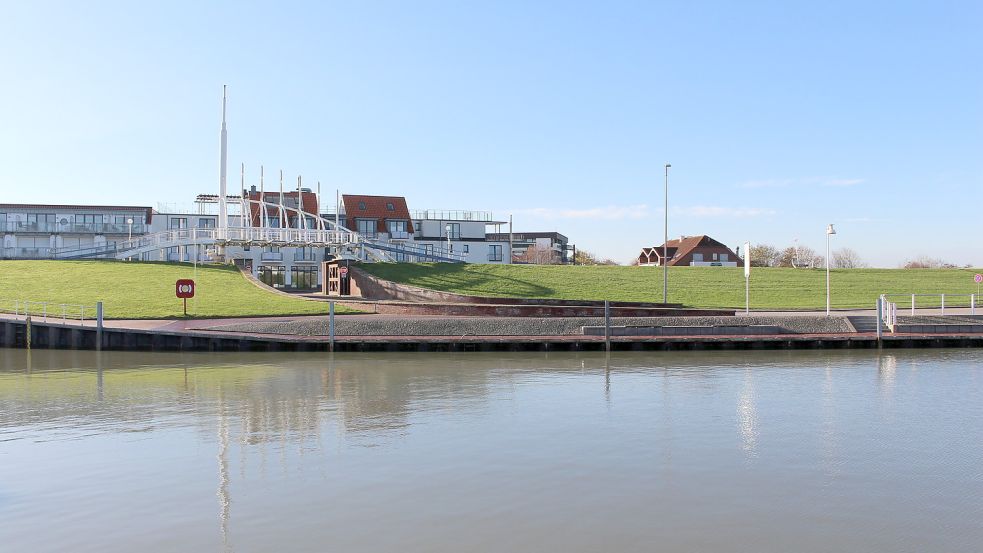 Die Fußgängerbrücke über das Deichschart muss im Zuge der geplanten Deicherhöhung abgebaut werden. Foto: Oltmanns