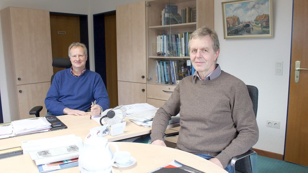 Oberdeichrichter Jan Steffens (rechts) und Geschäftsführer Meinhard Edzards von der Deichacht Esens-Harlingerland. Foto: Archiv/Oltmanns