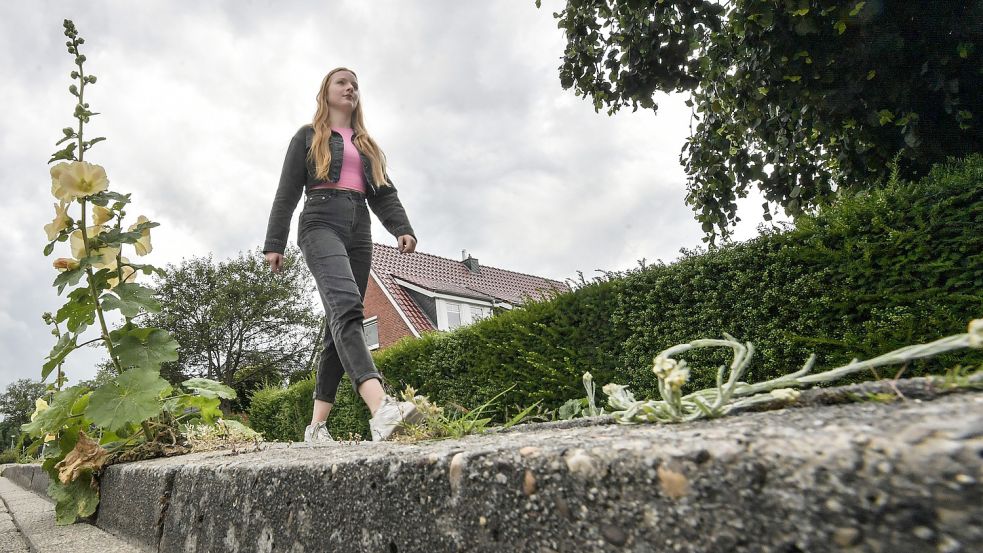 Unkraut und andere Pflanzen auf dem Bürgersteig können zur Stolperfalle werden. Foto: Ortgies