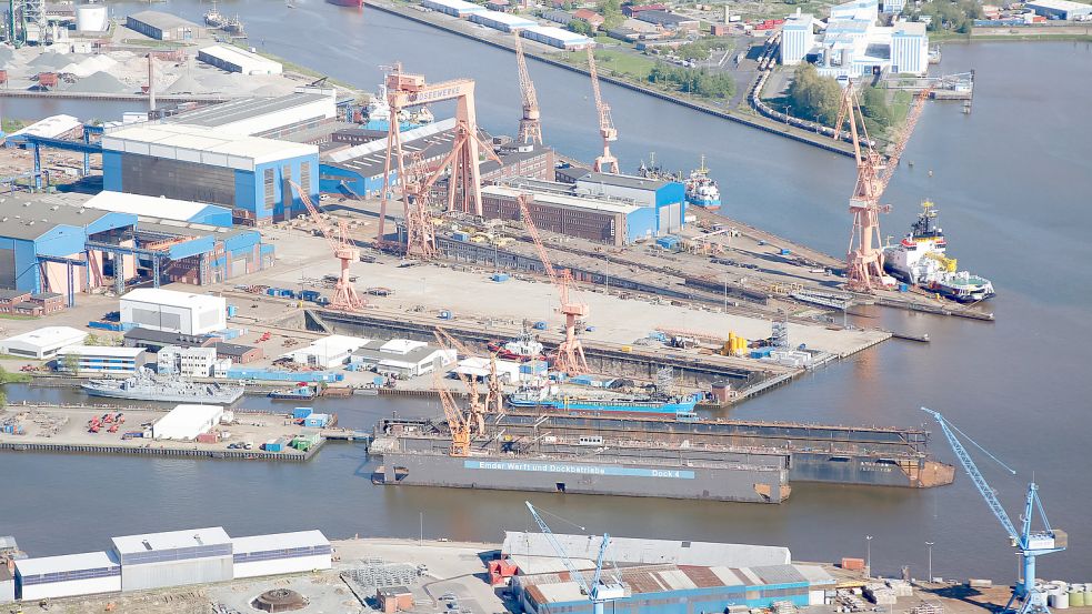 Der Nordseewerke-Kran gilt als das Sinnbild der Emder Werftenlandschaft. Auf dem Gelände ringsum sind drei Firmen angesiedelt - Fosen Yard, Emden Werft und Dock - und Thyssenkrupp-Marine-Systems. Foto: T. Bruns/Archiv