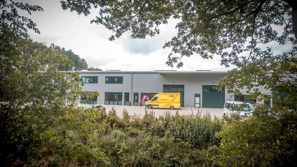 Eine Halle in diesem unscheinbaren grauen Neubau-Komplex im Gewerbegebiet Schirum hat der Kreis Aurich für sein Impfzentrum gemietet.