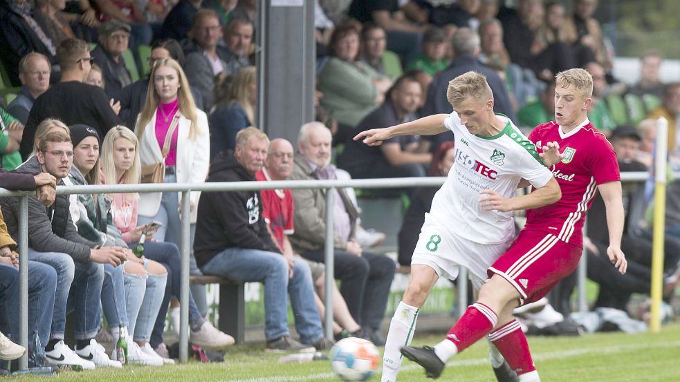 Vergangenes Jahr kamen ebenfalls viele Zuschauer zum Achtelfinale zwischen Moordorf (links Tim Röpkes) und Pewsum. Foto: Doden/Emden