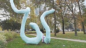 Eine Skulptur von Franz West ist schon von weitem zu sehen. Auch am Emder Wall gibt es schon große Skulpturen - etwa die einer abstrakten Kuh bei der Brückenunterführung der Neutorstraße.