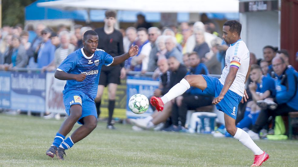 Salem Nouwame (links) war einer von vier eingesetzten Testspielern bei Kickers Emden. Foto: Doden/Emden