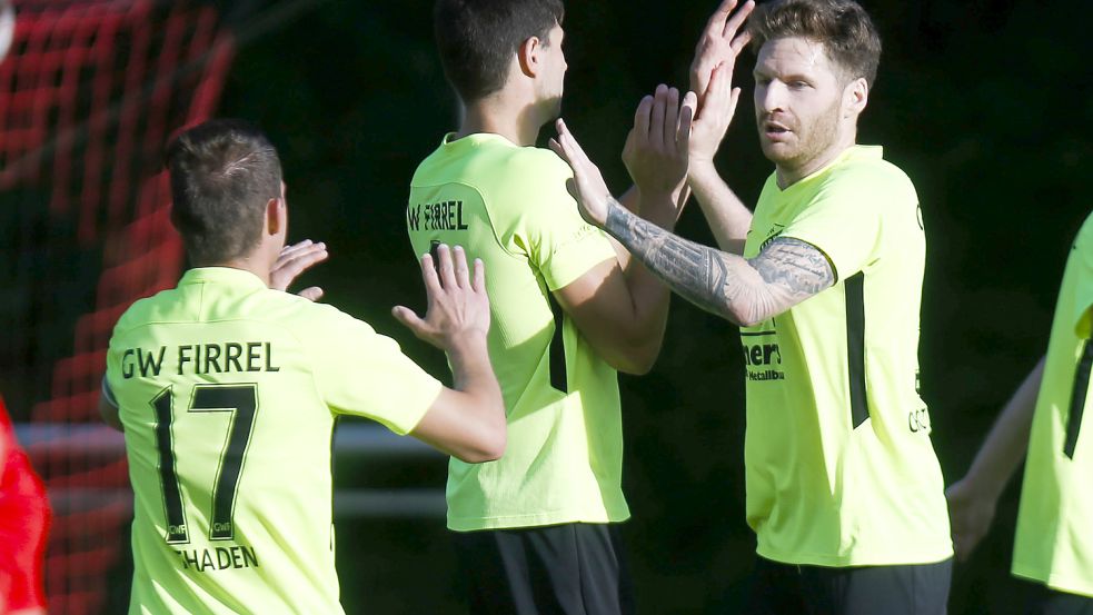 Firrels Spieler hatten allen Grund zum Jubel (von links: Eike Thaden, Tim Schouwer und Reinhard Grotlüschen. Fotos: Doden/Emden