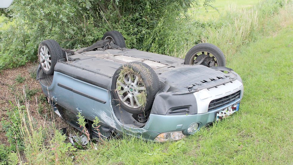 Der 20-jährige Fahrer, der überholen wollte, landete mit seinem Auto im Graben.