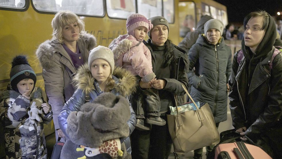 Nach wie vor flüchten täglich Menschen vor dem Krieg in der Ukraine (Bild). So sind unter anderem Geflüchtete aus Mariupol nach Leer gekommen. Foto: Felipe Dana/AP/dpa