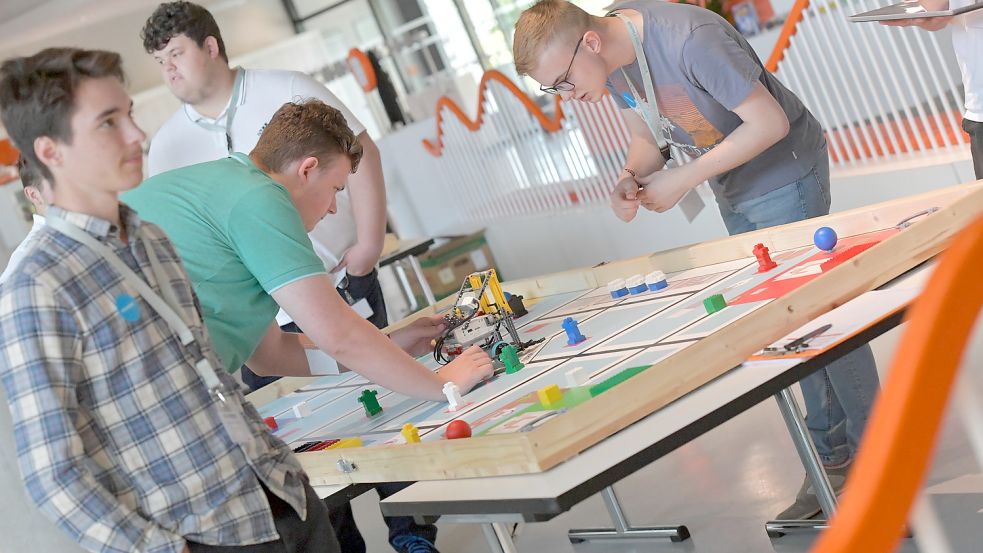 Reges Treiben an den Wettbewerbstischen beim Regionalentscheid der World Robot Olympiad (WRO) im Energie Erlebnis Zentrum in Aurich Sandhorst. Foto: Ortgies