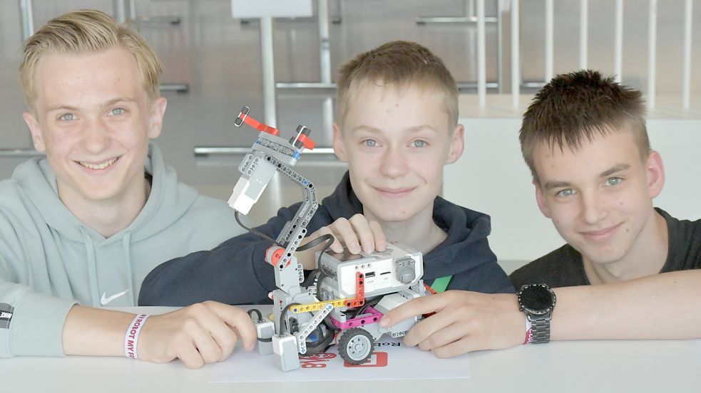 Für das Team "Alien Tech" der Realschule Wildeshausen geht es weiter zum Deutschlandentscheid: Mika Stähr (von links), Eric Matthiesen und Ben Harms. Foto: Ortgies