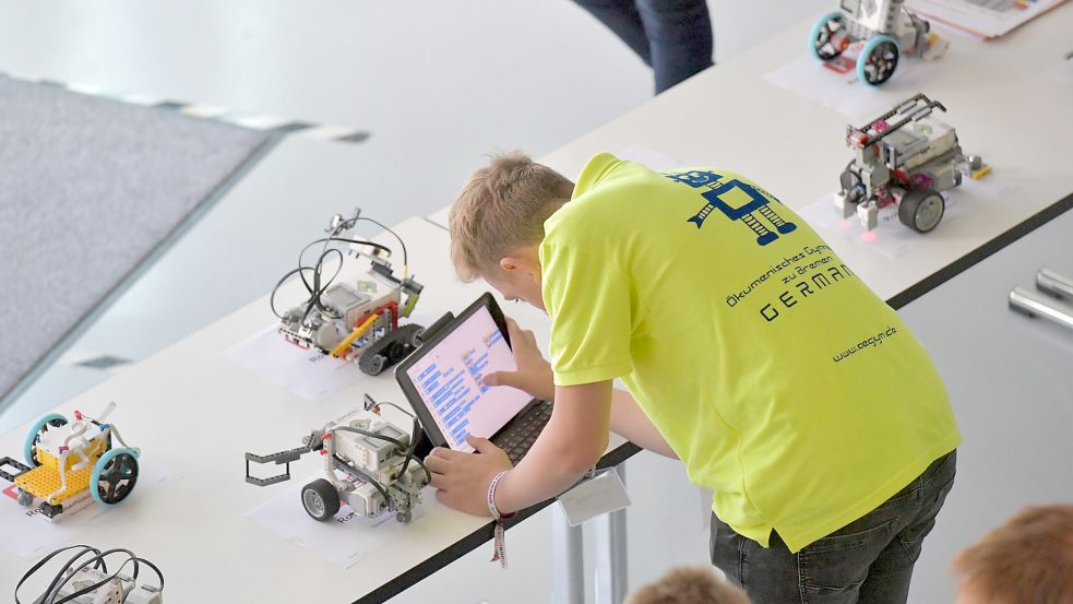 Während des Wettbewerbs dürfen die Teams nicht zu den Robotern. Erst, wenn alle Wertungen durch sind, wird weitergebaut. Foto: Ortgies
