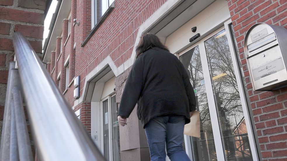 Den Gang zum Zentrum für Arbeit müssen nach wie vor mehr als 2600 Menschen im Landkreis Leer regelmäßig antreten. Foto: Ortgies/Archiv