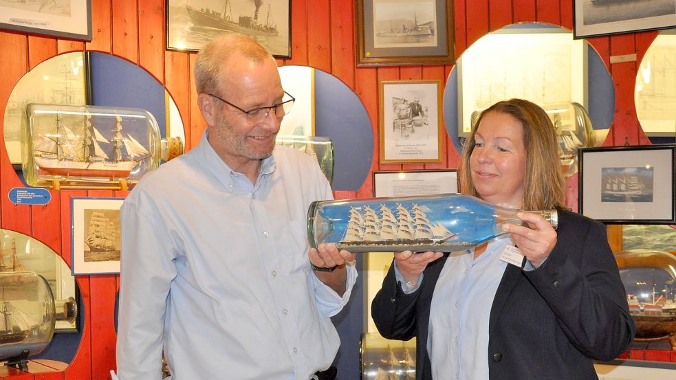Andreas Eden und Heike Haschenburger mit einem der etwa 80 Buddelschiffe, die der Kurverein Neuharlingersiel gekauft hat. Foto: Ullrich