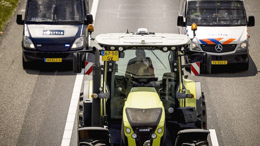 Trecker in Begleitung der niederländischen Polizei auf einer Autobahn: Bei den Bauern-Protesten in den Niederlanden stehen die Zeichen auf weitere Eskalation. Weder Regierug noch Landwirte wollen nachgeben. Foto: imago images/ANP