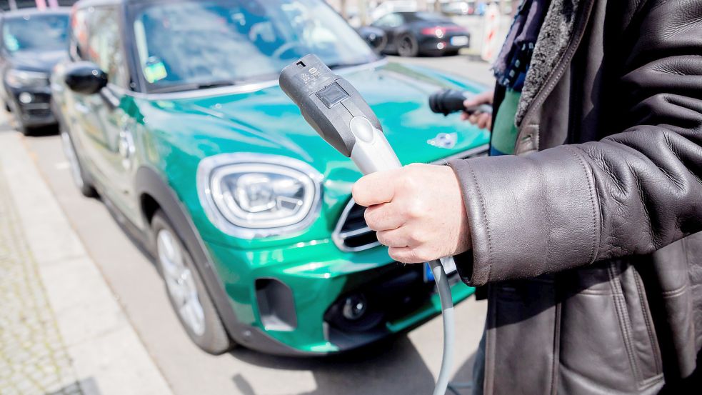 Wie funktioniert das mit dem Laden? Auch diese Frage wird in ostfriesischen Autohäusern gestellt. Foto: dpa/Soeder