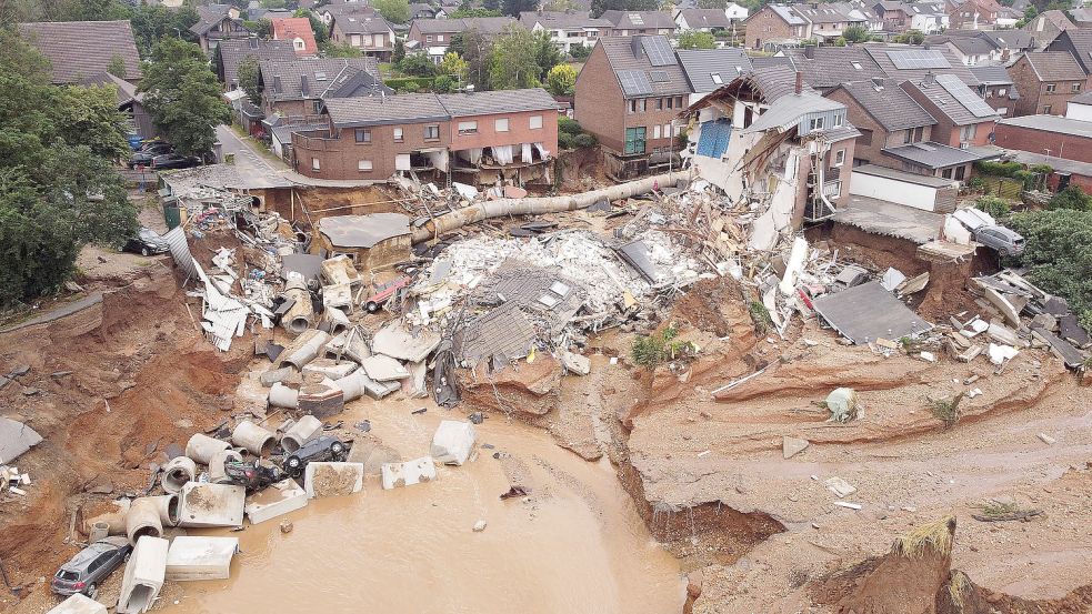 Trümmerteile und zerstörte Häuser: Vor einem Jahr ereignete sich die Flutkatastrophe in Erftstadt. Foto: David Young