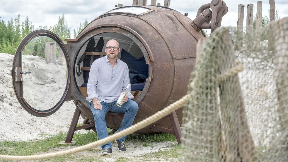 Andreas Smidt war auf der Suche nach maritimer Dekoration, als er die überdimensionale Boje fand. Schnell entstand die Idee, dass sie genug Raum für Übernachtungen biete. Foto: Ortgies