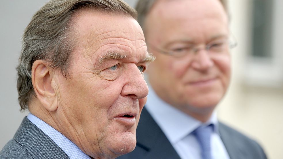 Wird der frühere Bundeskanzler Gerhard Schröder (vorne) aus der SPD ausgeschlossen? Darüber wird eine Schiedskommission der Partei in den kommenden drei Wochen endgültig entscheiden. Die bisherige Distanzierung des Altkanzlers vom russischen Angriff auf die Ukraine gehe nicht weit genug, findet Niedersachsens Ministerpräsident Stephan Weil (SPD, im Hintergrund). Foto: Peter Steffen/dpa