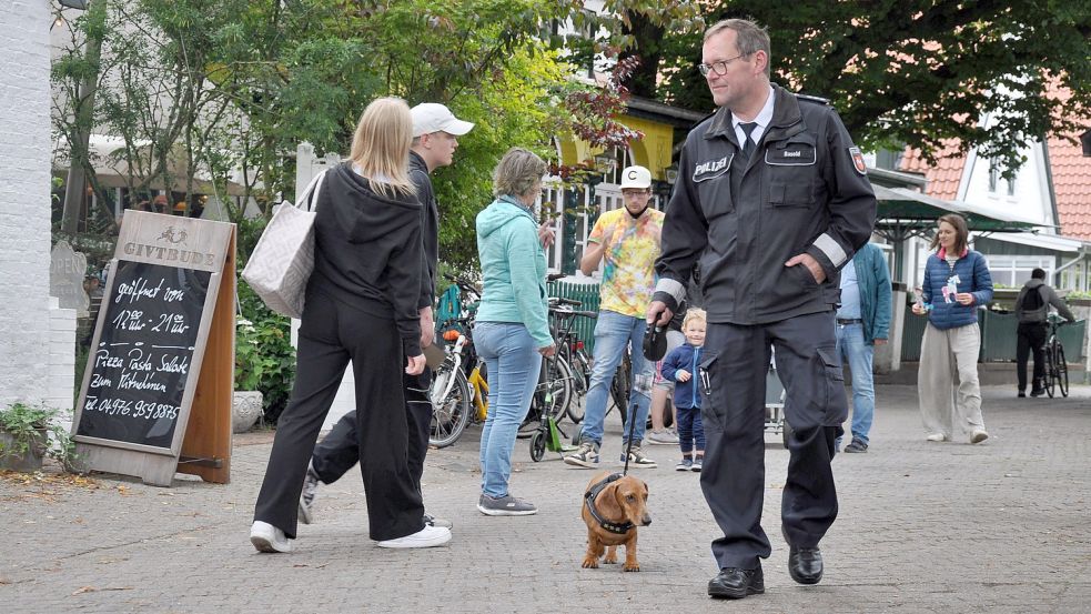 Im Dorf ist Inselpolizist André Basold meist mit seinem Hund anzutreffen. Der ist dann das Gesprächsthema Nummer Eins. Foto: Ullrich
