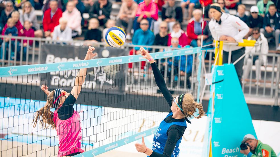 Beliebtes Spektakel auf Borkum: Beim Beachvolleyball wird um jeden Ball gekämpft. Foto: Kaufmann