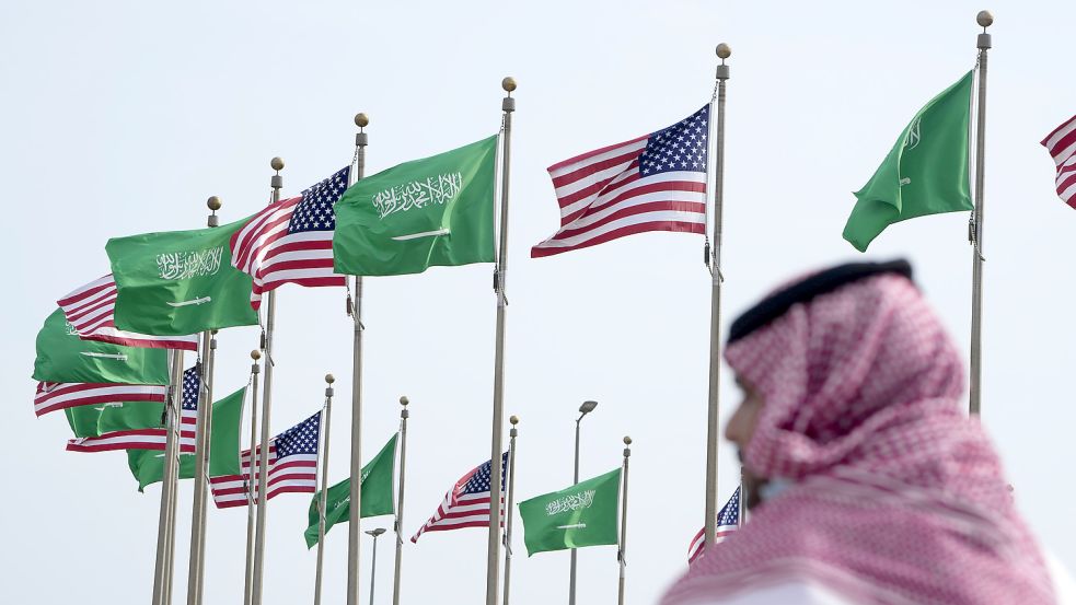 Freundschaftliche Beflaggung zum Besuch von US-Präsident Joe Biden in Saudi-Arabien. Foto: picture alliance/dpa/AP