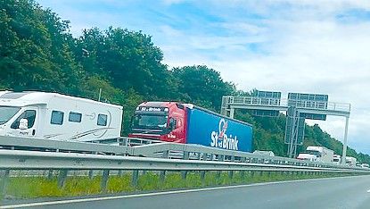 Der Verkehr auf den Autobahnen rund um Leer staut sich. Foto: Gettkowski