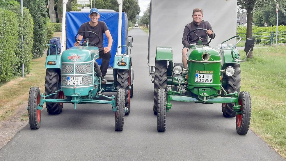 Benedikt Löbach (links) und Jakob Happ unterwegs mit Kramer und Deutz. Foto: privat