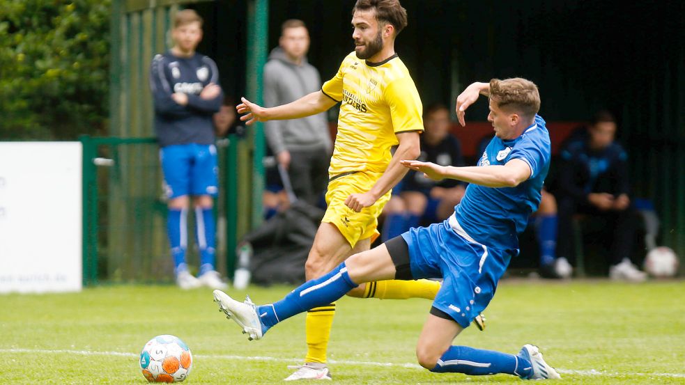 Kickers-Testspieler Marc Augé (links) hatte einige starke Aktionen. Foto: Doden