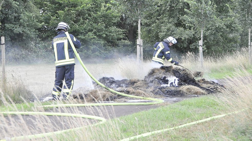 Die Einsatzkräfte zogen die Heuballen auseinander, um Glutnester löschen zu können.