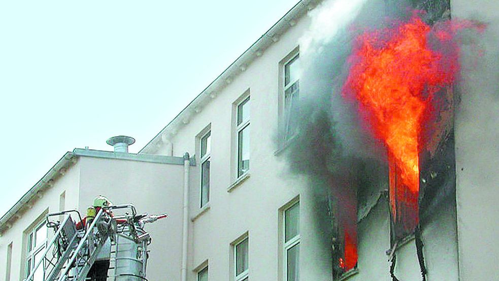 Die Flammen schlagen aus dem Gebäude, die Feuerwehr rückt mit der Drehleiter an. Foto: dpa/Archiv