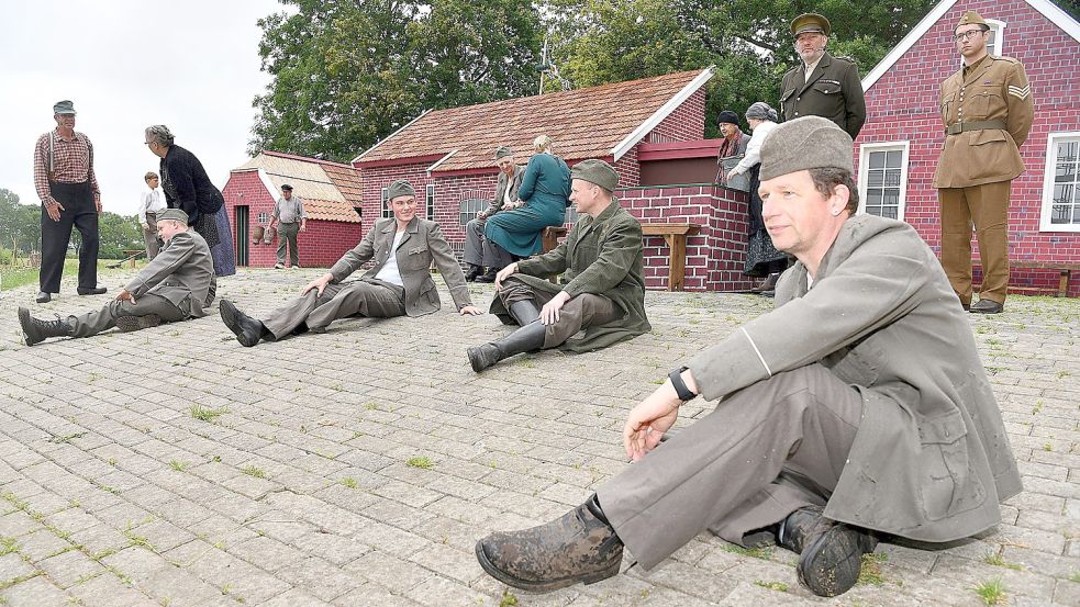 In einer Szene kommen entlassene Kriegsgefangene aus Holland durch Hatshausen. Sie sollen unter Bewachung nach Aurich gebracht werden, um dort entlassen zu werden. Foto: Stromann