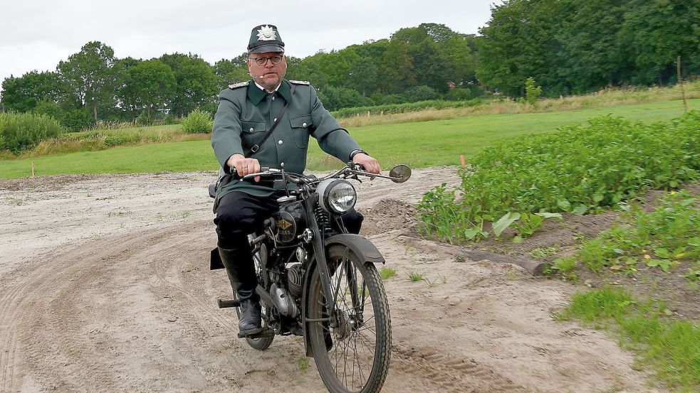 Gendarm Lange ist auf dem Motorrad unterwegs. Foto: Stromann