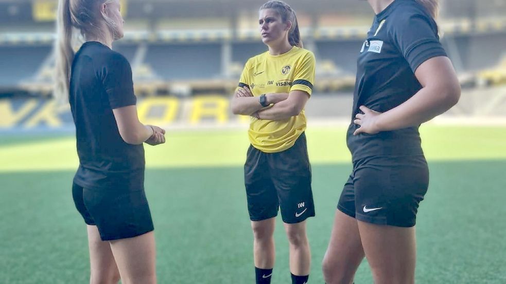 Imke Wübbenhorst (Mitte) hat ihre ersten Trainingseinheiten im Berner Wankdorfstadion geleitet. Fotos: Privat