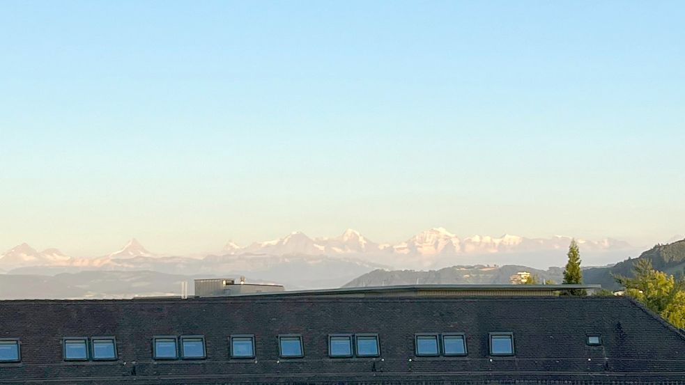 Beim Blick aus ihrer Wohnung sieht sie die Alpen in gar nicht so weiter Ferne.