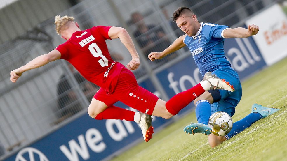 Milad Faqiryar (rechts) wird sich auch in der kommenden Saison für Kickers Emden in die Zweikämpfe werfen. Die Formalitäten sind nun geklärt. Foto: Doden