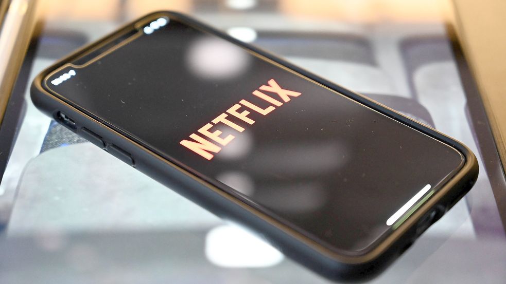 Netflix-Kunden zahlen immer mehr für ihr Abo - wer das nicht kann, soll bald günstiger gucken können, dann mit Werbung. Foto: imago images/Lobeca