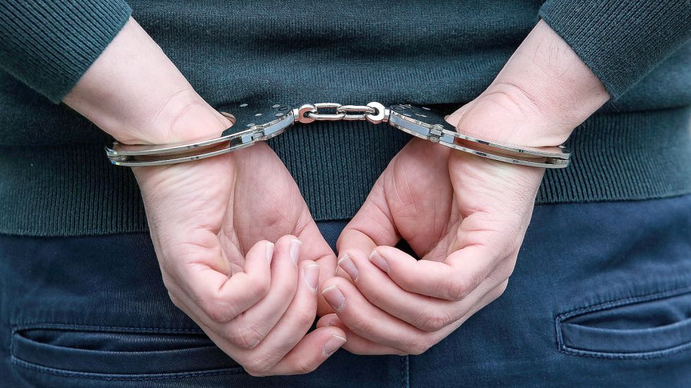 Symbolbild Thema Polizei, Einsatzfahrzeug, Person mit Handschellen Symbolbild zum Thema Polizei am 22.01.2020 in Siegen/ Foto: Rene Traut via www.imago-images.de