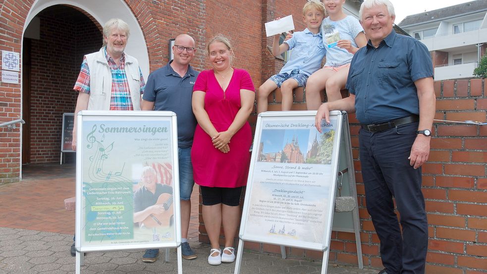 Stammgäste in der Gemeinde von Pastor Jörg Schulze (links): Thomas (von links), Almut, Benjamin und Alina Kuhn sowie Liedermacher und Urlaubsseelsorger Fritz Baltruweit. Foto: Ferber