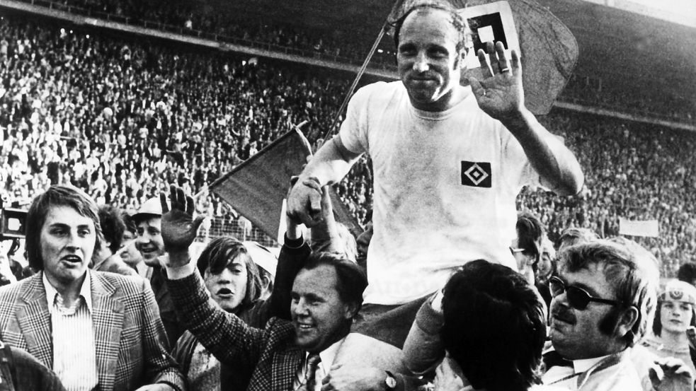 Hamburg feiert Uwe Seeler frenetisch nach dessen Abschiedsspiel am 1. Mai 1972 gegen eine Weltauswahl vor 70.000 Zuschauern im Volksparkstadion. Foto: dpa