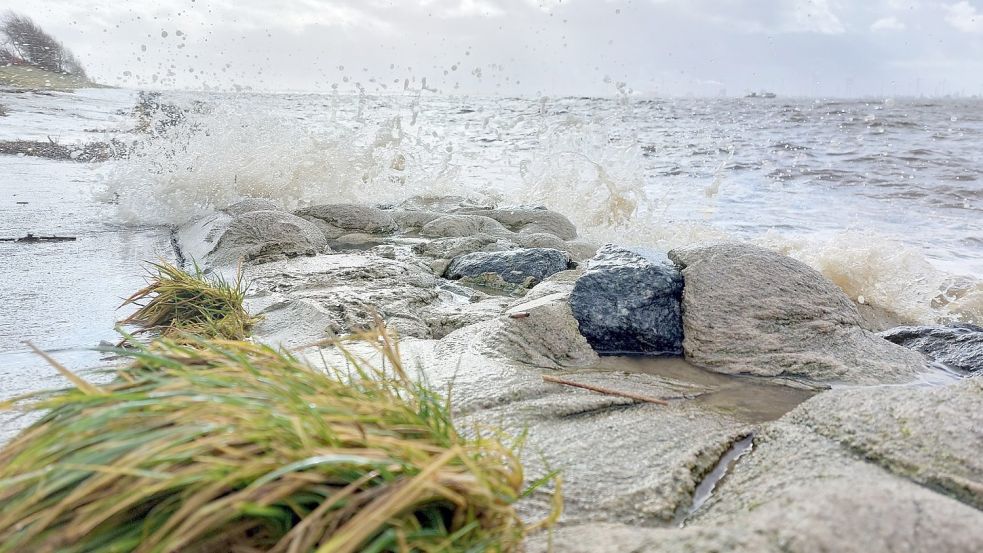 An der Emder Knock ist der Wasserstand tideabhängig. Am Molen-Anleger ist es bei Mittlerem Hochwasser bis zu sieben Meter tief.