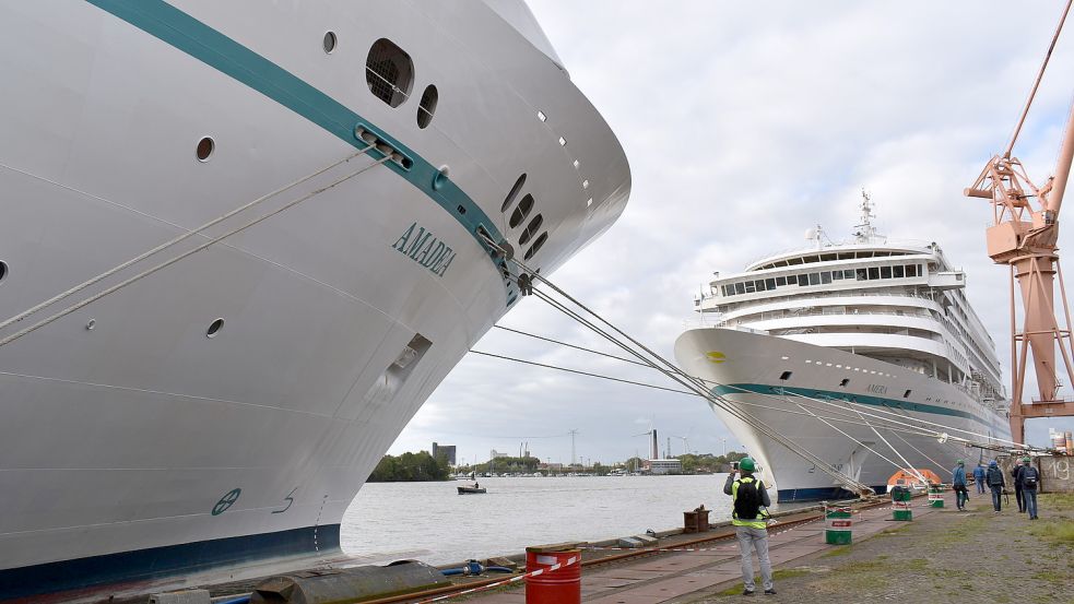 Mehrere Luxusliner waren bei der Emder Werft und Dock (EWD) im vergangenen Jahr gleichzeitig zur Reparatur. Die Wassertiefe reichte für einen aber nicht aus. Foto: Hanssen/Archiv