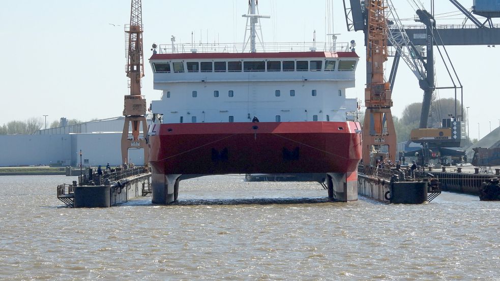Das Lotsenstationsschiff "Hanse" wurde in einem Schwimmdock im April vom 12 Meter tiefen Wasser am Südkai zur Emden Werft und Dock gebracht. Foto: F. Doden/Archiv