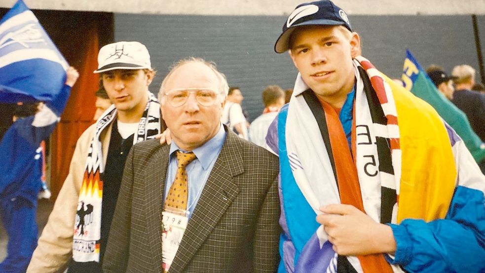 Michael Kortmann (rechts) und sein Kumpel Holger Dirks trafen Uwe Seeler zufällig vor einem EM-Spiel in Liverpool.