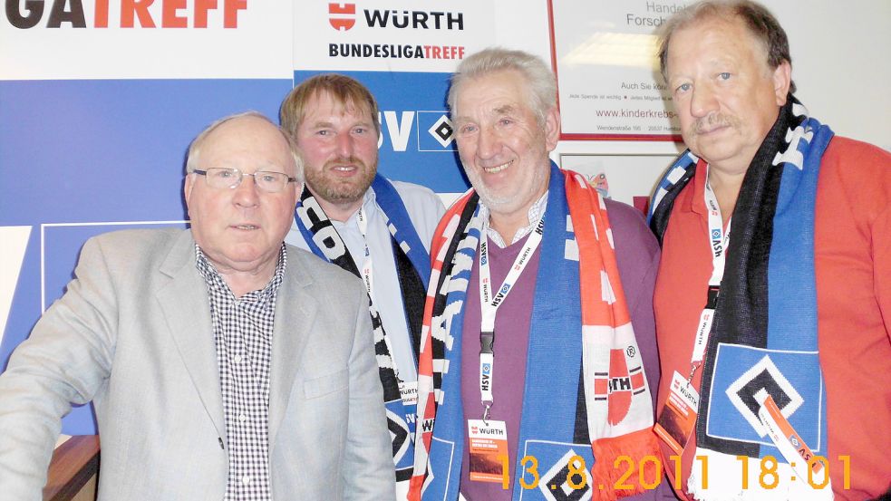 Uwe Seeler (von links) mit Benedikt Focken, Rudolf Focken und Hans-Josef „Mausi“ Jansen. Fotos: Privat