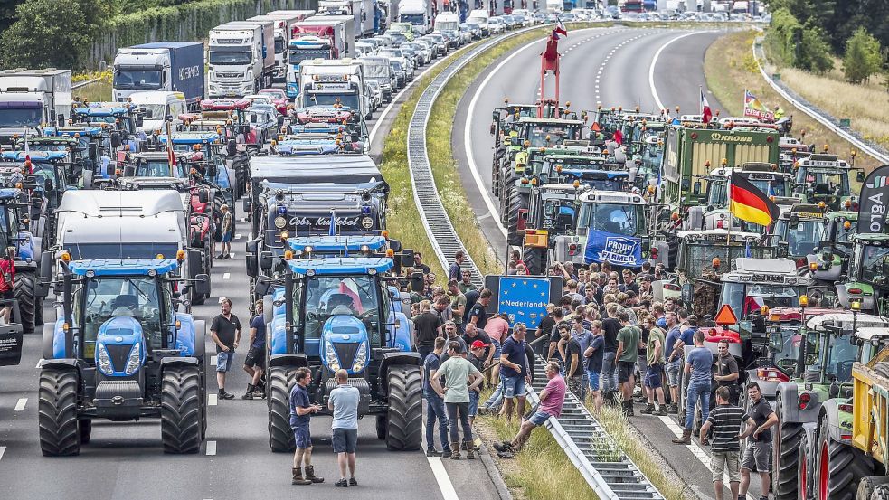 Niederländische Landwirte blockieren eine Autobahn in Richtung Deutschland. Berufskollegen aus Deutschland solidarisieren sich mit dem Protest gegen die Umweltpolitik der Regierung in Den Haag. Foto: Vincent Jannik/dpa