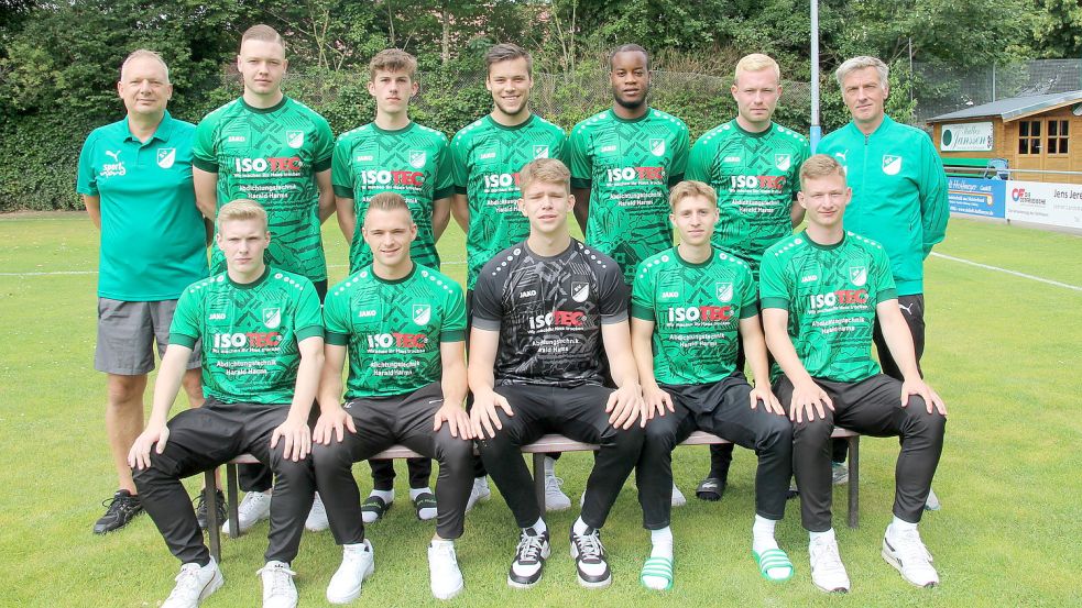 Mit zehn Neuzugängen geht der SV Wallinghausen in die Bezirksligasaison (ab stehend von links): Co-Trainer Markus Dahlke, Julian Schneemilch, Malte Folkers, Lukas Günsel, Bertony Konda, Hendrik Schulz, Trainer Ewald Mühlenbrock, (sitzend von links) Torben Bender, Pascal Meyer, Phillip Grensemann, Finn Ottersberg und Henrik Siefkes. Foto: Gerken