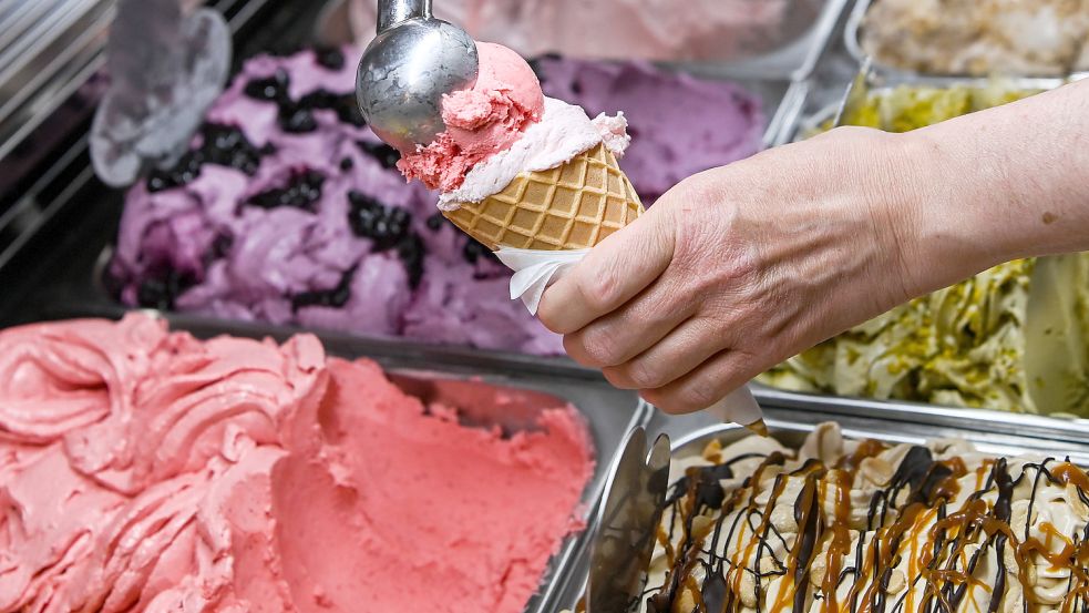 Die Auswahl an den Eistheken wird immer größer. Foto: Kalaene/dpa