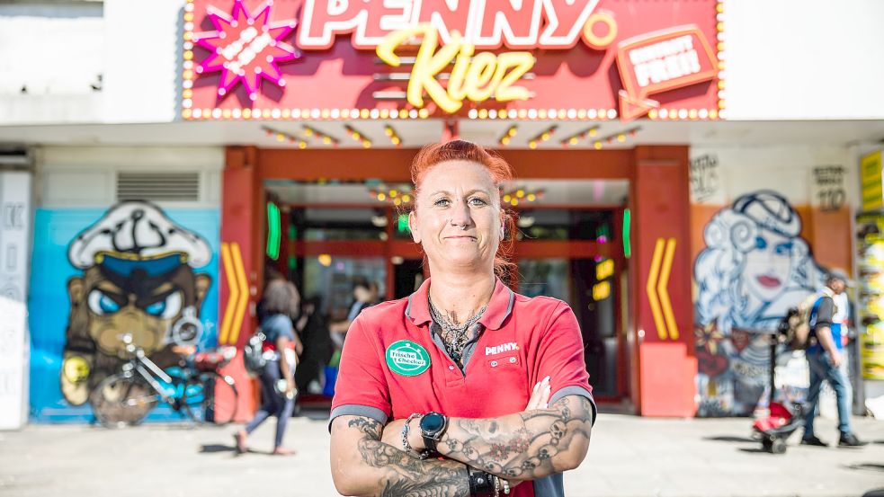 Ramona Koch ist seit neun Jahren die Chefin im Penny Markt auf der Reeperbahn, der durch eine Spiegel TV Reportage zum Kult-Discounter wurde. Foto: F. Roschki